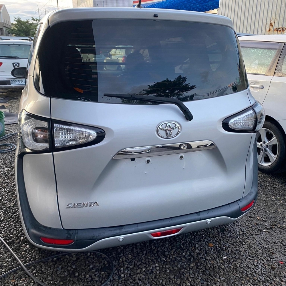 2017  Toyota  sienta  1.8L  5人座