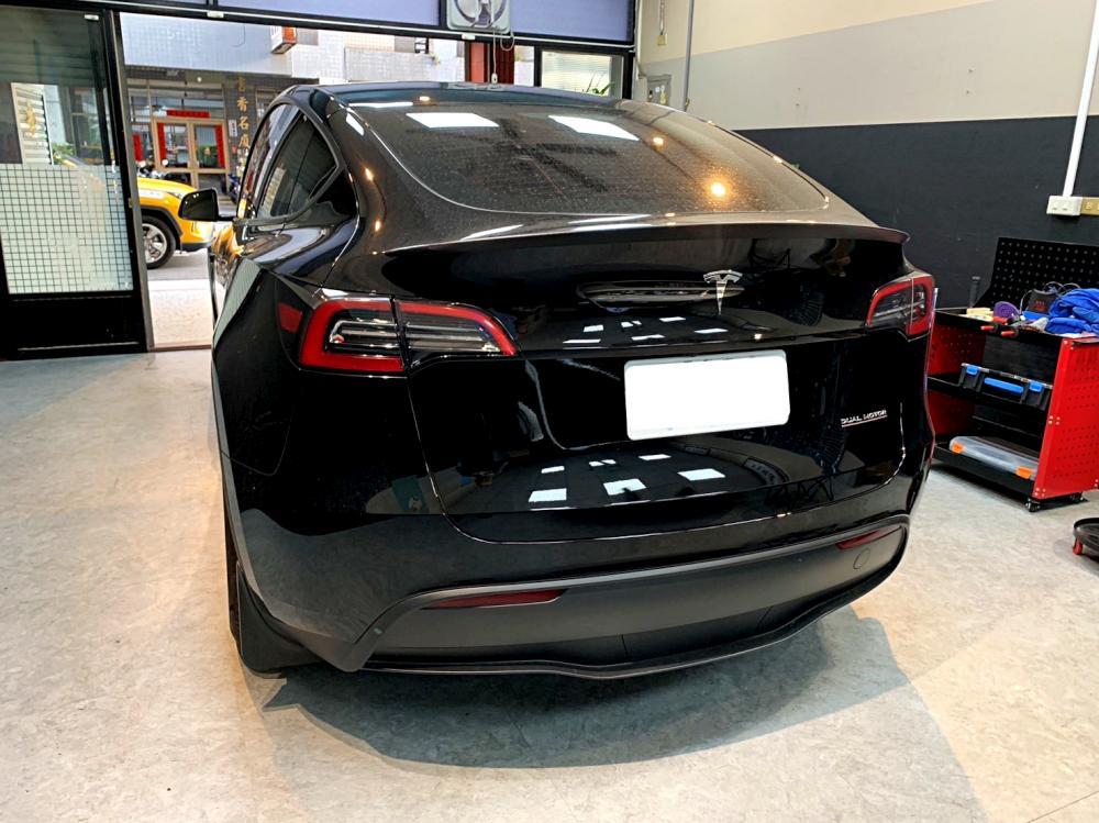 TESLA MODEL Y 黑  後行李箱蓋修復｜台中汽車凹痕修復｜大里汽車凹痕修復