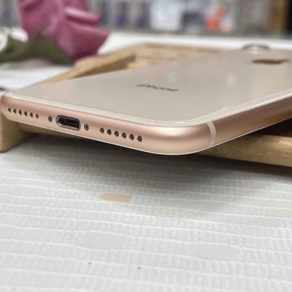 iPhone 8 64G 電池100% 稀有版本 金色 無盒裝 有配件