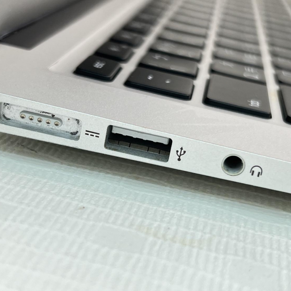 MacBook Air 2017 13吋 (8+256G) 銀 無盒裝有配件 上課 打報告 新手入手