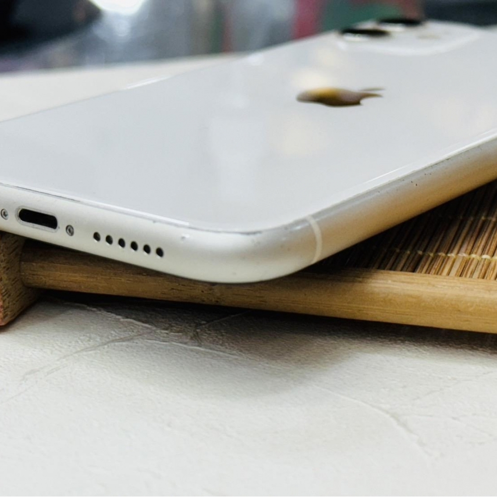 iPhone 11 64G 白 副廠電池100% 螢幕有傷 拍照有黑點 下喇叭無聲音 無盒裝有配件