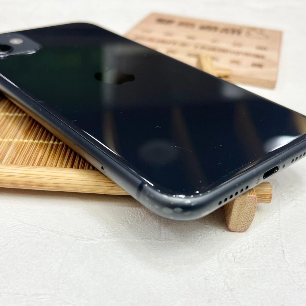 iPhone 11 128G 黑色  電池72%  換過螢幕後鏡頭拍照有黑點 無盒裝有配件 