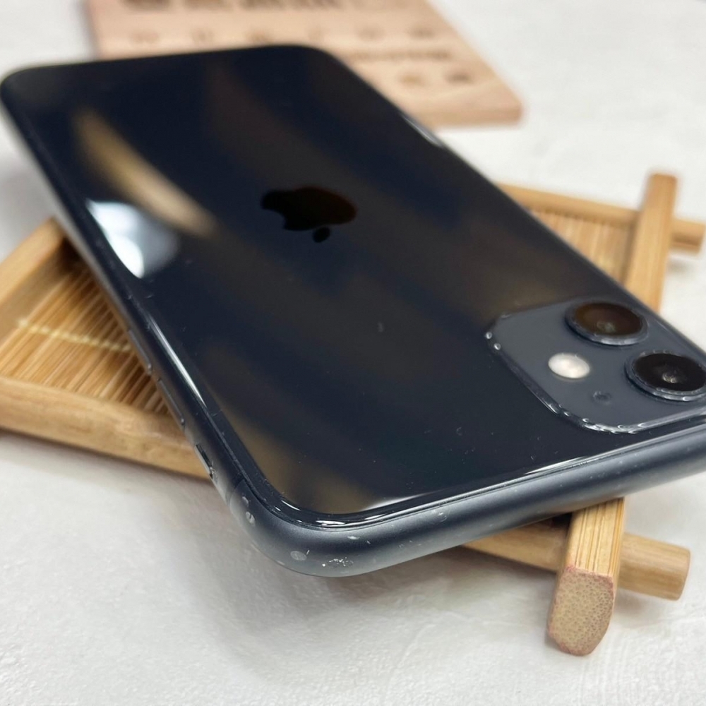 iPhone 11 128G 黑色  電池72%  換過螢幕後鏡頭拍照有黑點 無盒裝有配件 