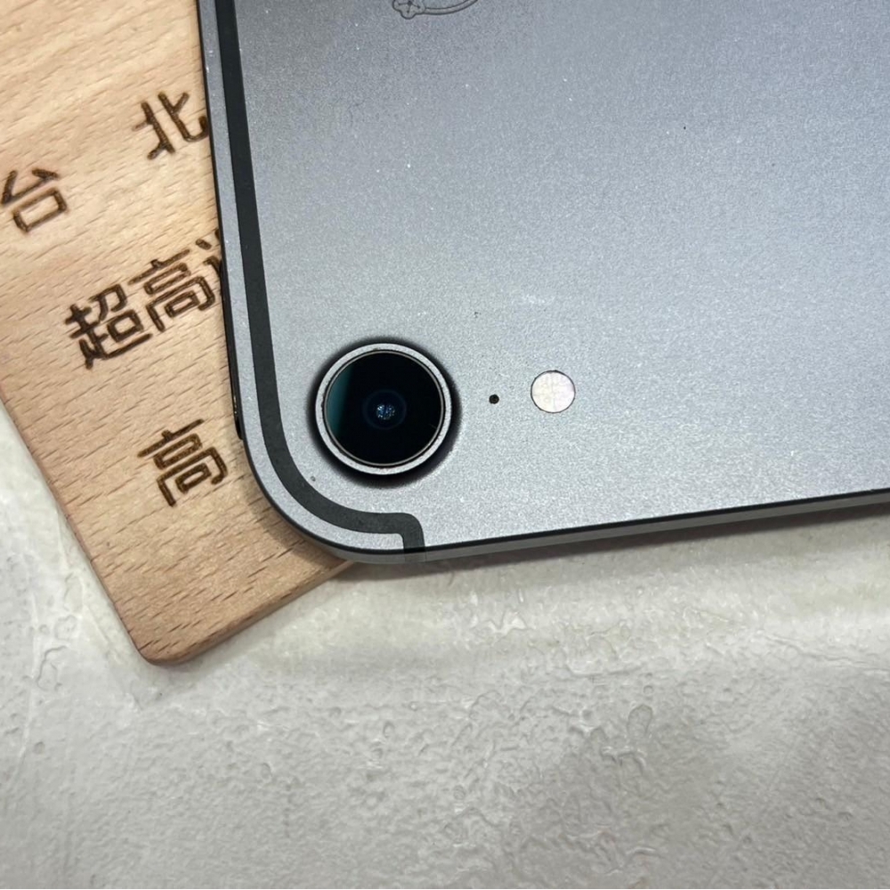 iPad mini 6 256g 灰 LET 稀有版本 15.7.2 電池80% 循環905次 背面