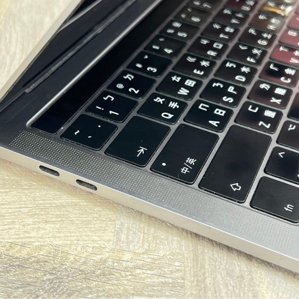 MacBook Pro 13寸2017 Four Thunderbolt 3 連接埠 ) Intel