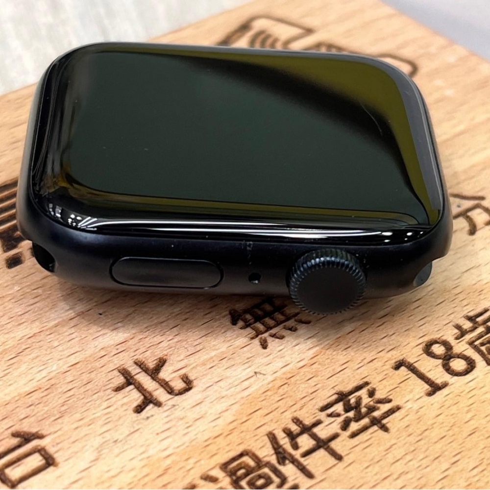 Apple Watch SE2 44mm 黑 電池100% 保固到2025/08/02  附副廠矽膠