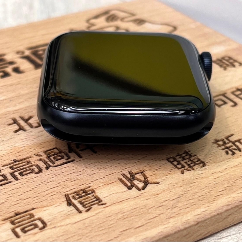 Apple Watch SE2 44mm 黑 電池100% 保固到2025/08/02  附副廠矽膠