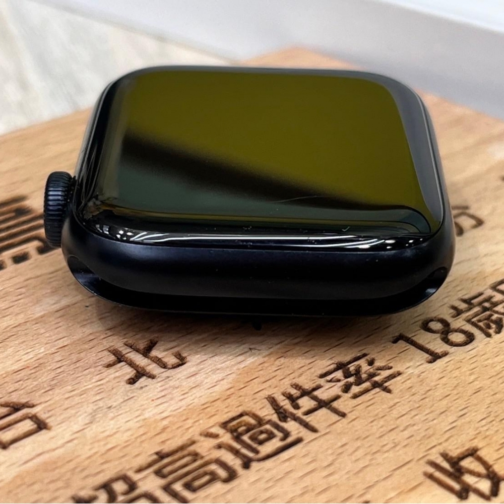 Apple Watch SE2 44mm 黑 電池100% 保固到2025/08/02  附副廠矽膠