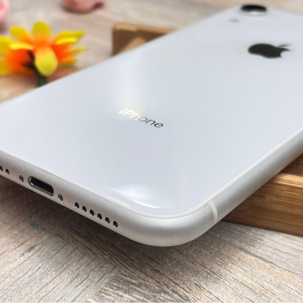 iPhone XR 128G 白 電池75% 螢幕有一條壓傷 不影響使用 無盒裝有配件